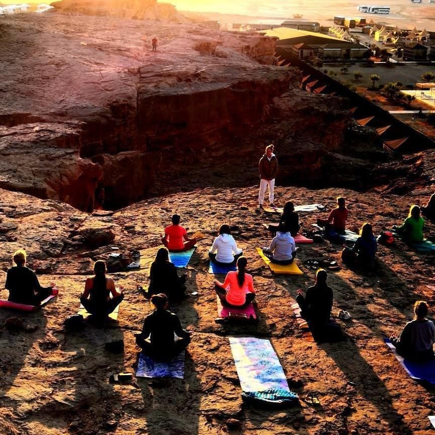 Meditace u východu slunce na poušti
